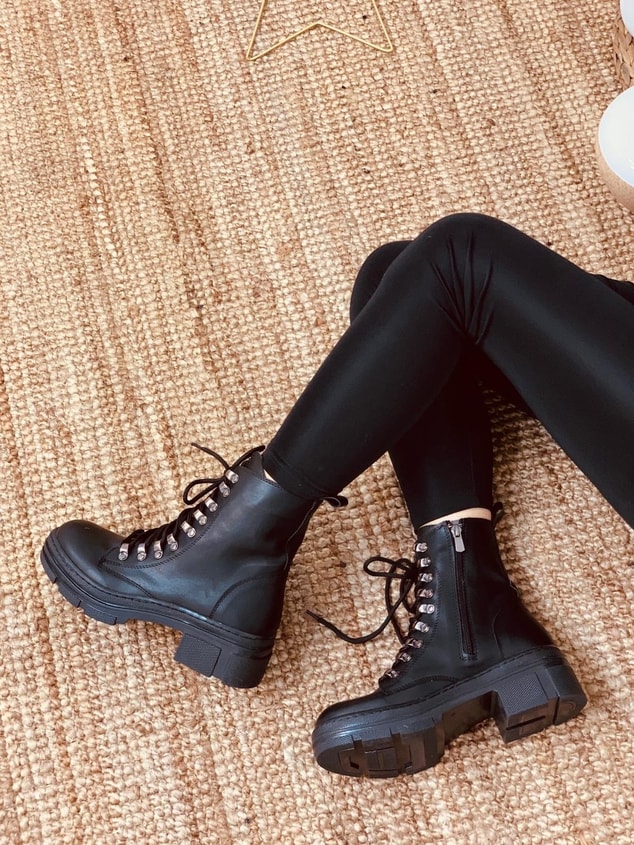 Siyah Cilt (Ariana) Kadın Bot