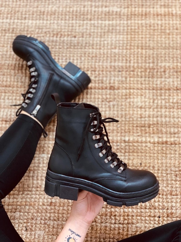 Siyah Cilt (Ariana) Kadın Bot