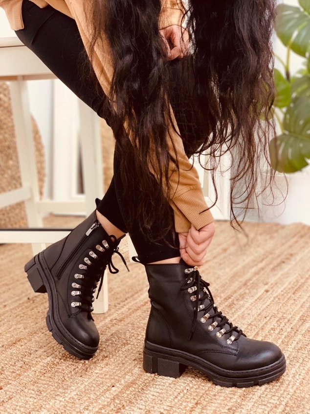 Siyah Cilt (Ariana) Kadın Bot