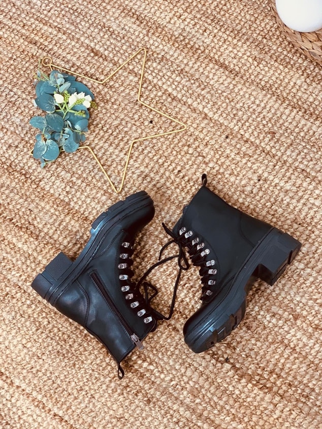 Siyah Cilt (Ariana) Kadın Bot