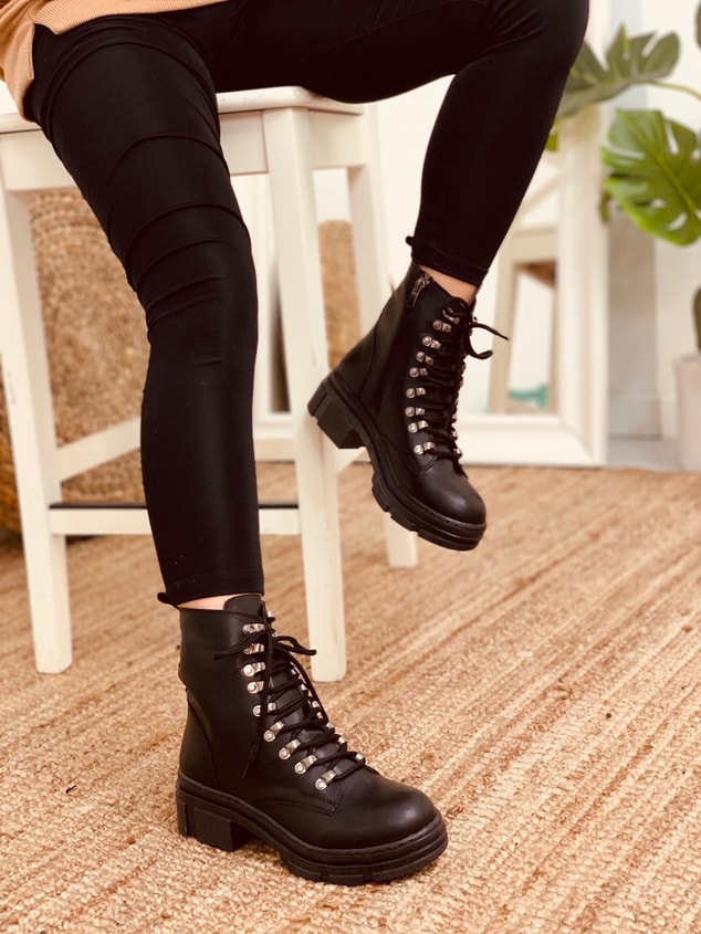 Siyah Cilt (Ariana) Kadın Bot