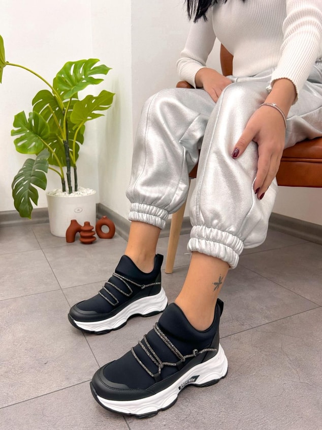 Siyah Cilt (Dore) Kadın Gizli Topuklu Bağcıklı Sneakers