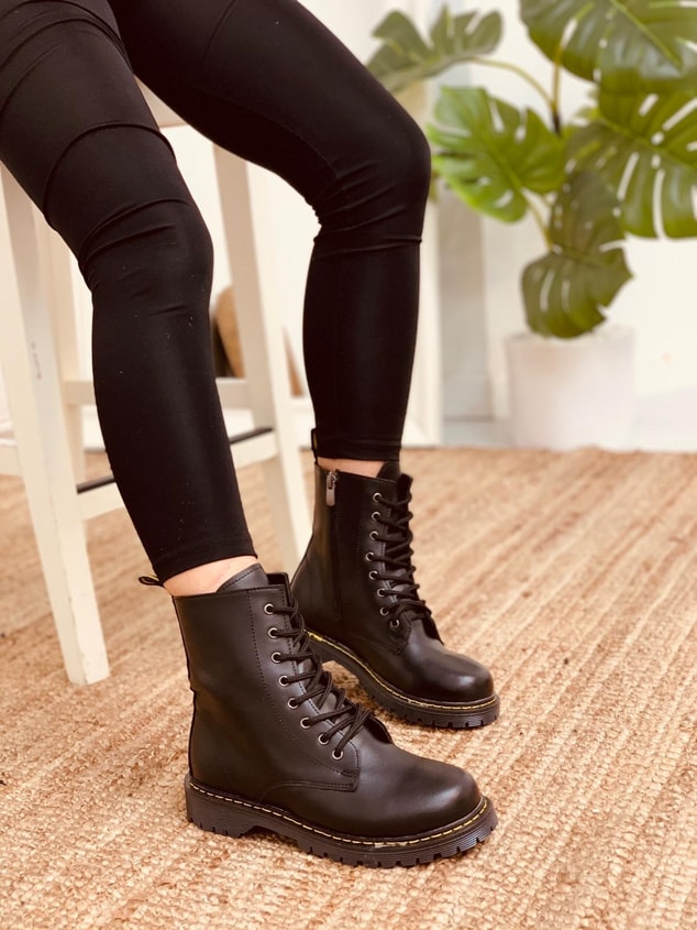 Siyah Cilt (Martines) Kadın Bot 