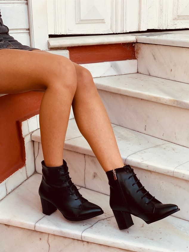Siyah Deri (Fabiola) Fermuar Detay Bağcıklı Detay Kadın Bot