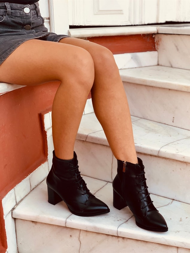 Siyah Deri (Fabiola) Fermuar Detay Bağcıklı Detay Kadın Bot