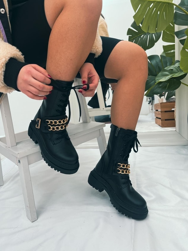 Siyah Deri (Susan) Zincir Detay Kadın Bağcıklı Bot