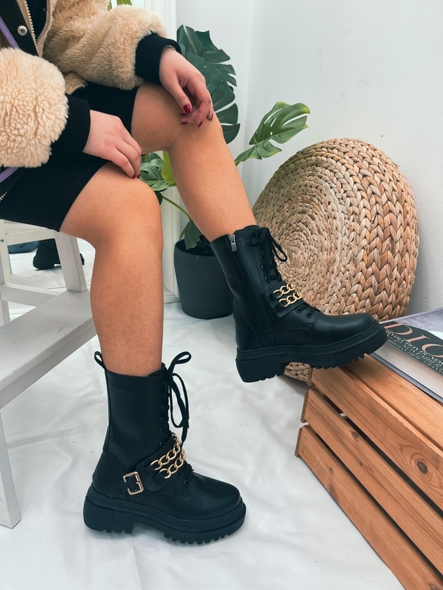 Siyah Deri (Susan) Zincir Detay Kadın Bağcıklı Bot