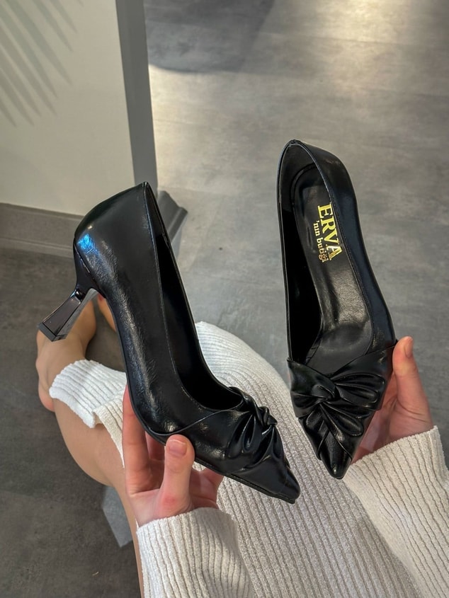 Siyah Kırışık Deri (CrossBow) Fiyonk Detay Kadın Stiletto