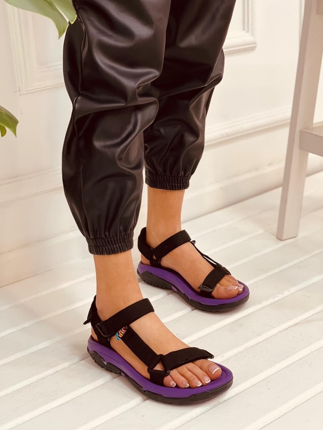 Siyah-Mor (Run) Cırtlı Düz Taban Kadın Sandalet