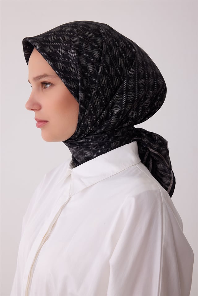 Siyah Geometrik Desen %100 Twill İpek Eşarp 4425-89