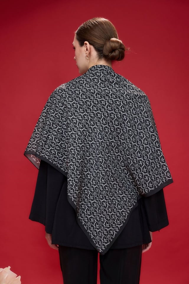 Siyah Gül Monogram Omuz Şalı
