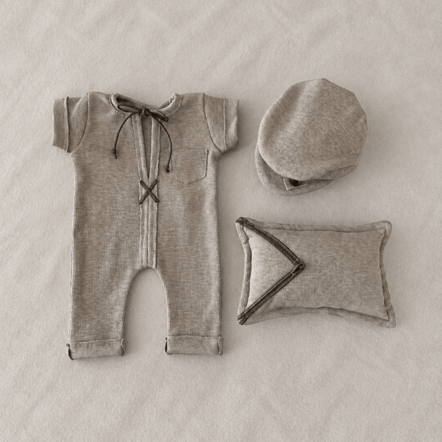 Latte Nomad Yenidoğan Erkek Set – Kısa Kollu Tulum, Kasket Şapka ve Dekoratif Yastık (3 Parça)