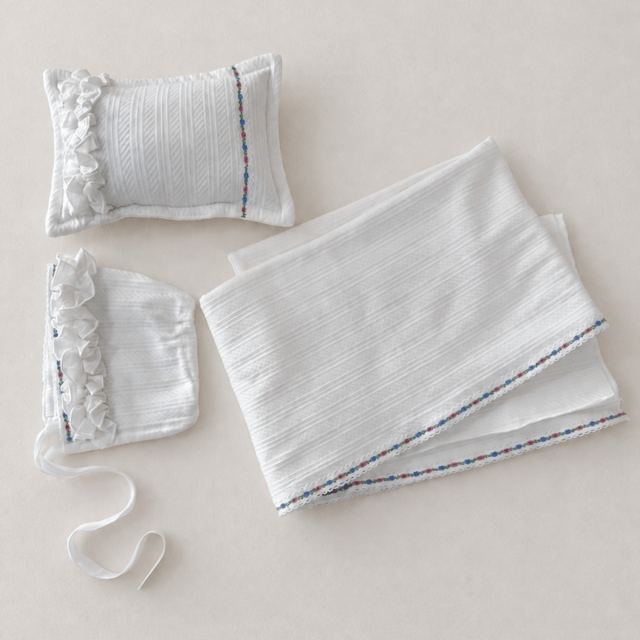Elora Beyaz Yenidoğan Wrap Seti | Renkli Şerit Detaylı Bonnet & Yastık | Newborn Fotoğraf Çekim Seti