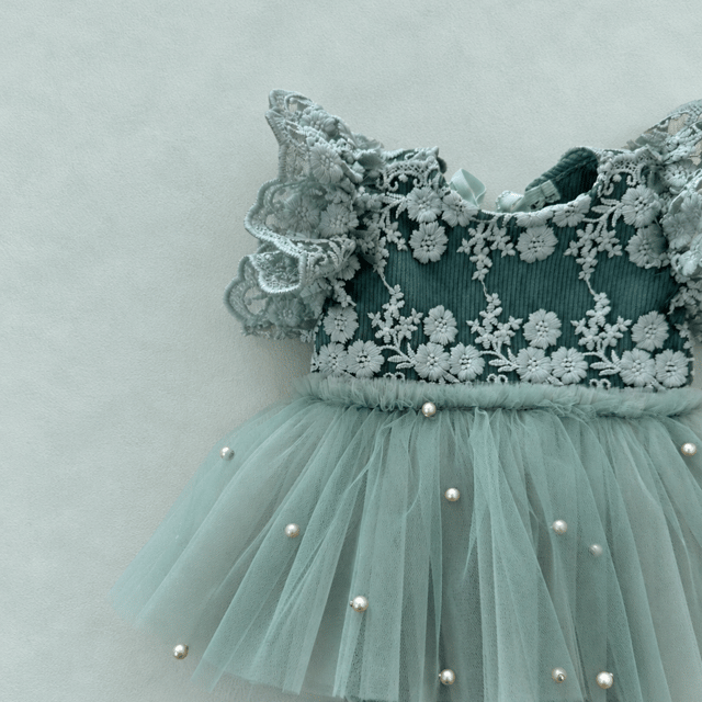 Sage Green Newborn Girl Romper Set – Lace Baby Photoshoot Outfit with Tulle & Pearl Details – Boho Newborn Photography Outfit
