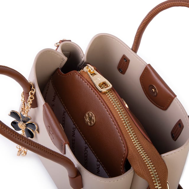 Nas Bag Mini Çiçek Charmlı Kadın  Şık El ve Çapraz Çanta (en 25 cm ;boy 22 cm ) Kum Taba