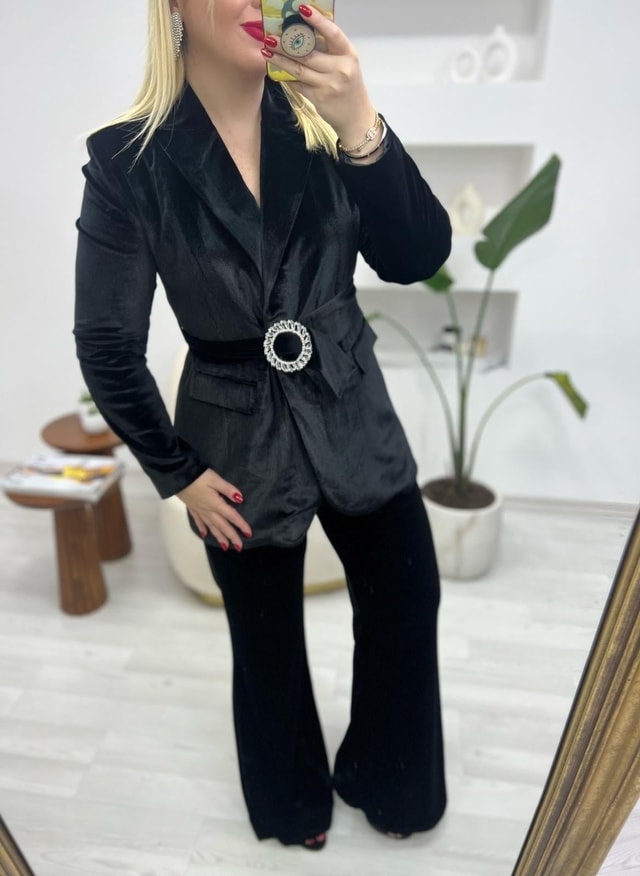 Gümüş Tokalı Tasarım Kadife Takım Siyah