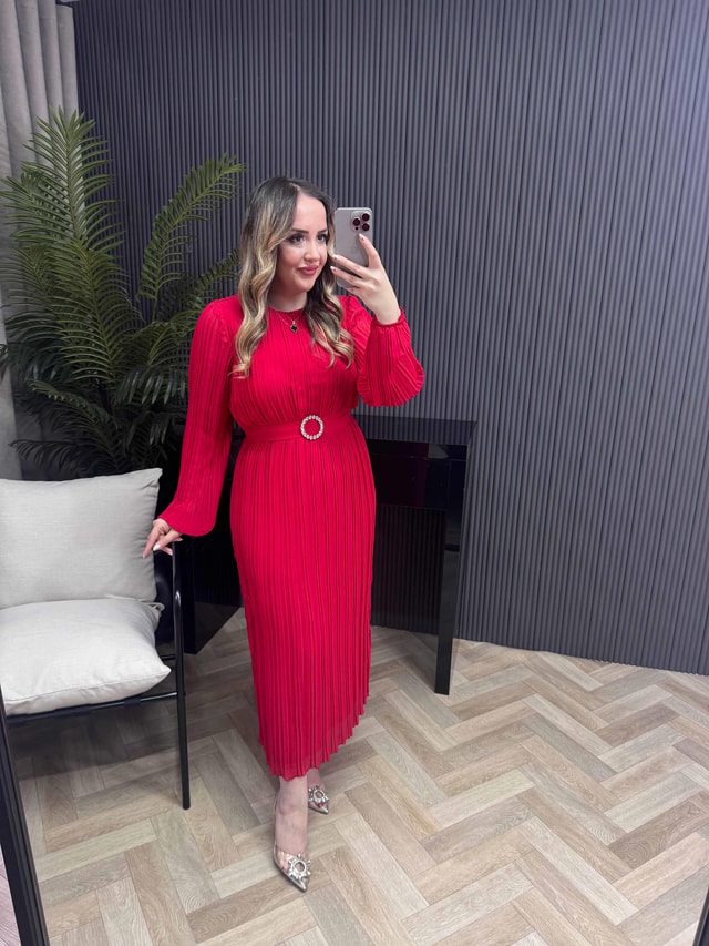 Hürrem Gümüş Tokalı Tasarım Pilise Şifon Kumaş Elbise Kırmızı