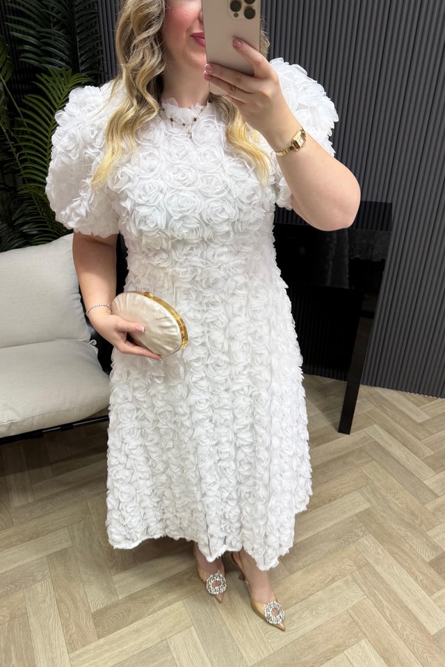 Laura Üç Boyutlu Güllü Elbise Beyaz