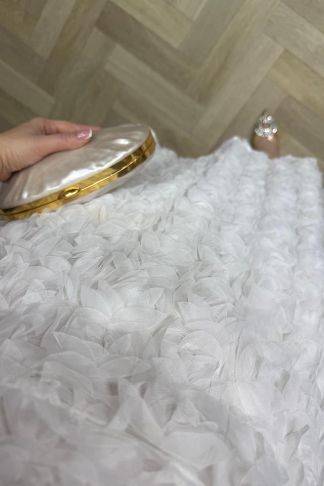 Laura Üç Boyutlu Güllü Elbise Beyaz