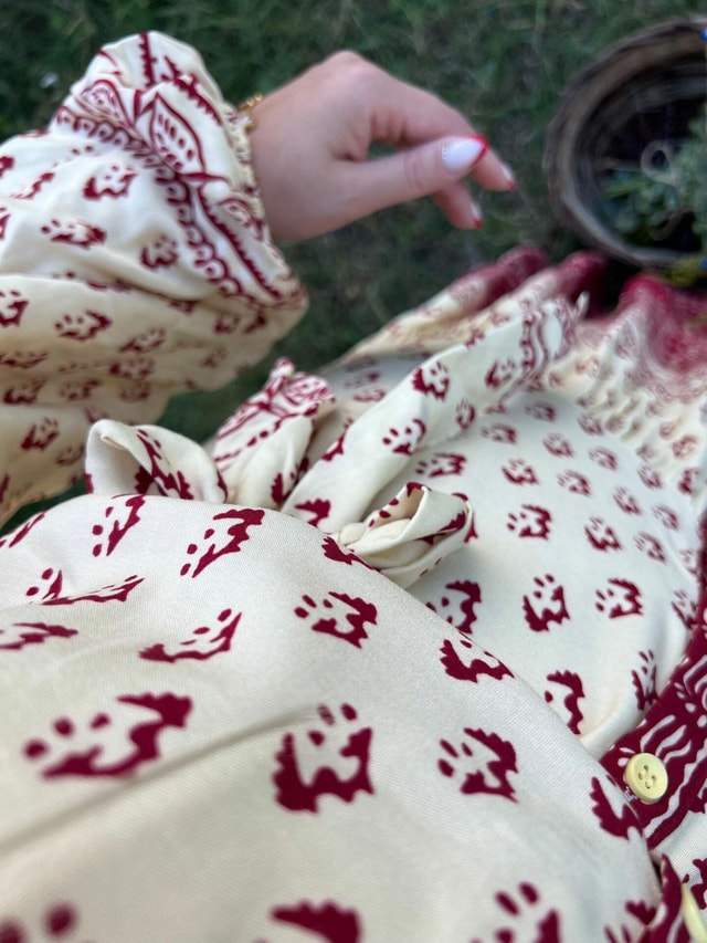 Önden Düğmeli Boheme Ekru Bordo Desenli Elbise