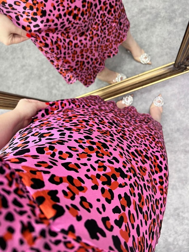 Pembe Leopar V Yaka Saten Elbise
