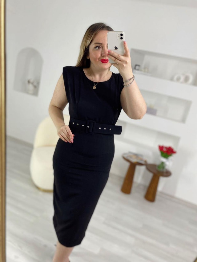 Vatkalı Kemerli Siyah Midi Boy Kalem Elbise