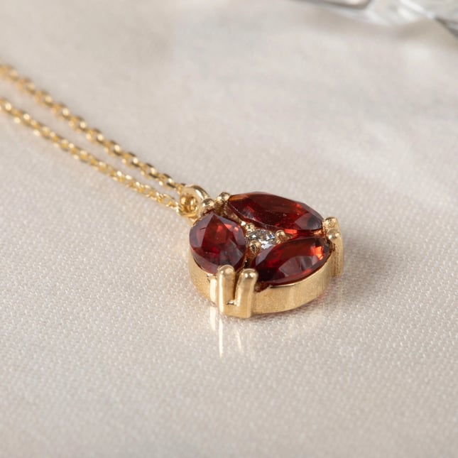 0.02 Karat Pırlanta Oval Garnet Garnet Üçleme Elmas Altın Kolye