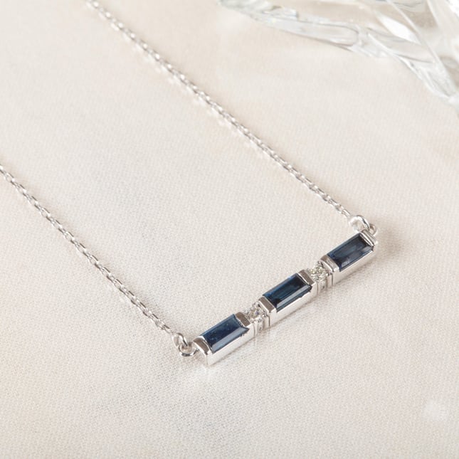 0.04 Karat Pırlanta Baget Safir Ocean Aura Baget Kolye Altın Kolye