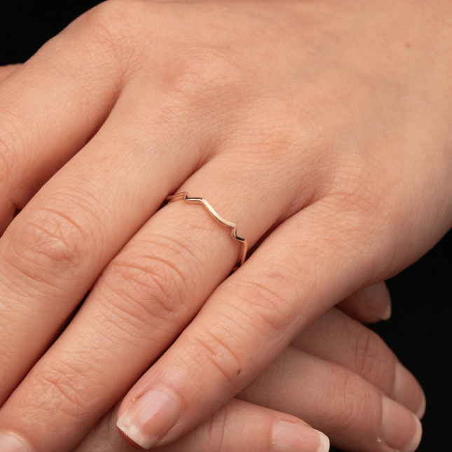 Minimalist Wavy Zigzag Stackable Solid Gold Ring