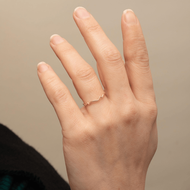 Minimalist Wavy Zigzag Stackable Solid Gold Ring