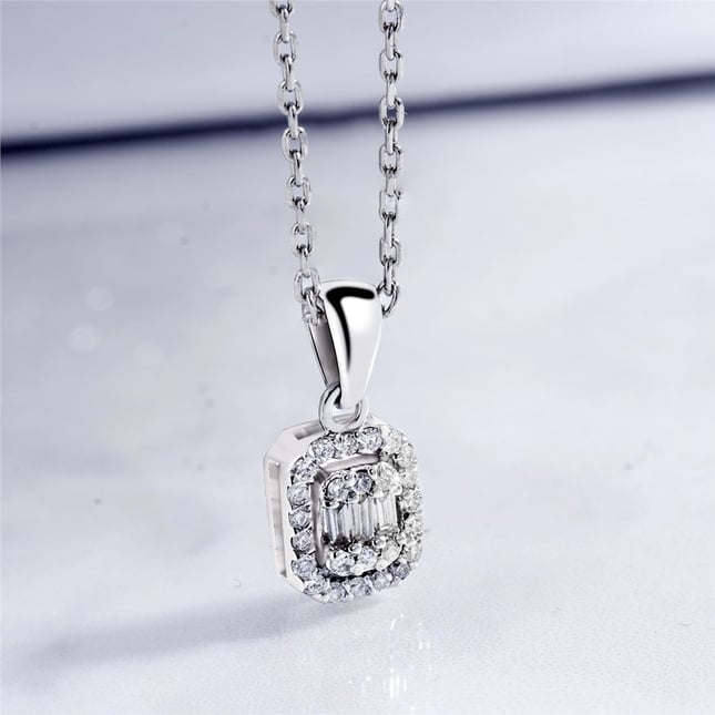 0.18 Karat Pırlanta Baget Halo Salkım Altın Kolye