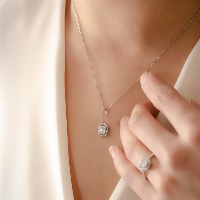 0.32 Karat Pırlanta Baget Halo Salkım Altın Kolye