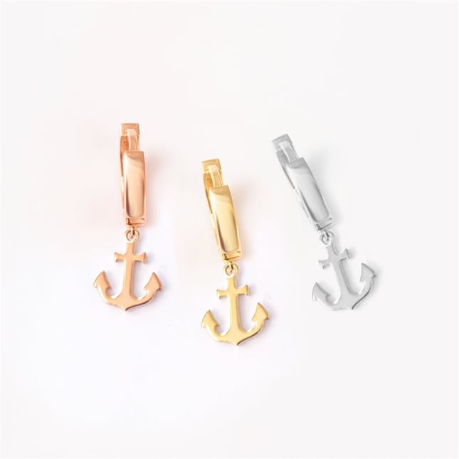 Çapa Halka Huggie Sallantı Charm Altın Küpe