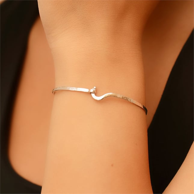 Hammered Wave Minimalist Interlocking Curved Cuff Solid Gold Kelepçe