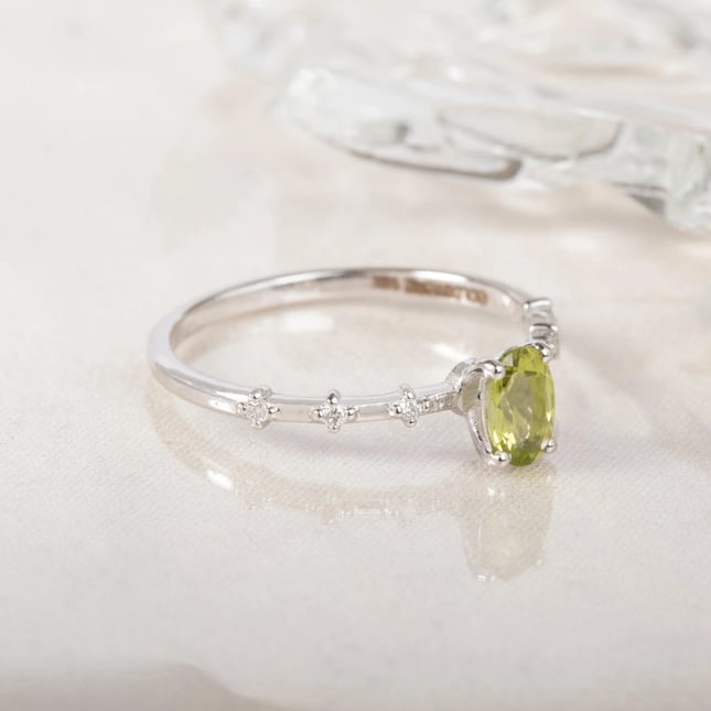 Peridot Parıltısı Altın Yüzük