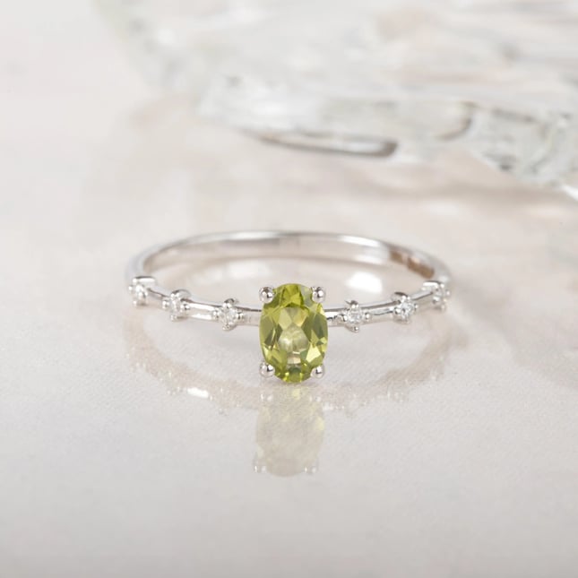 Peridot Parıltısı Altın Yüzük
