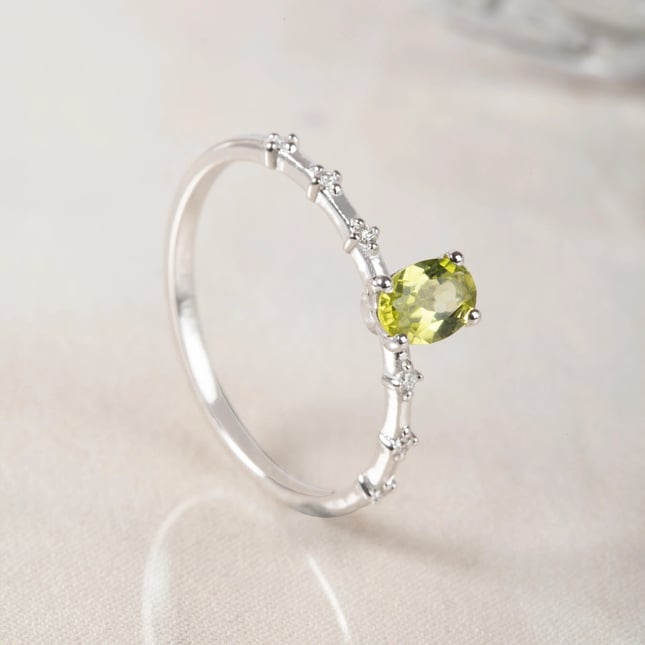 Peridot Parıltısı Altın Yüzük