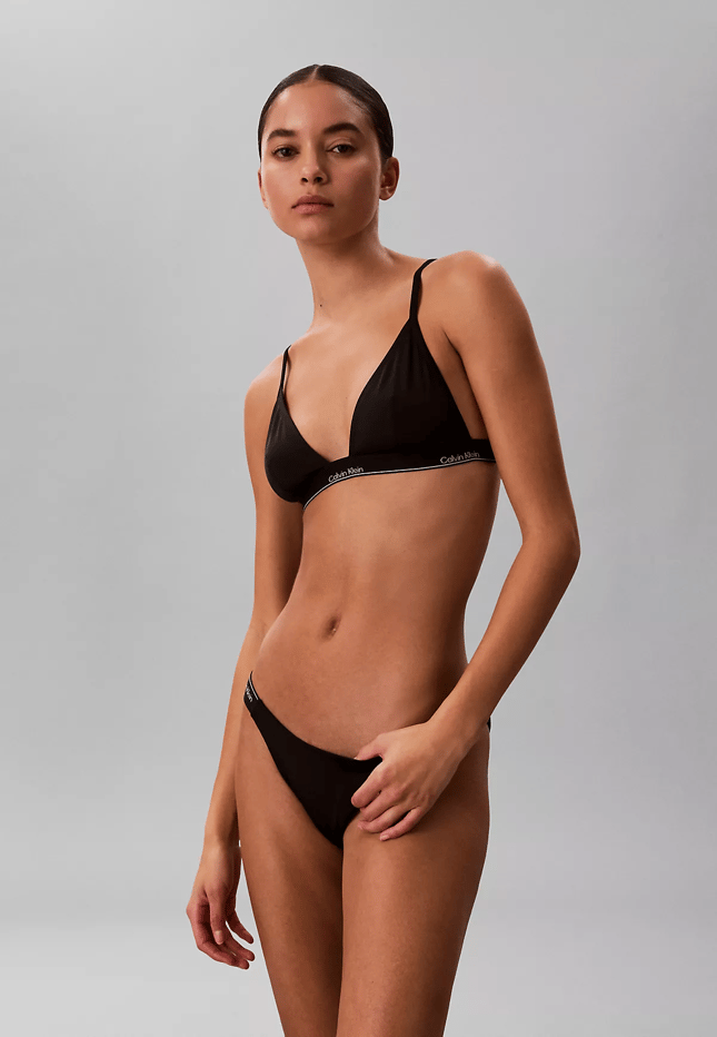 Calvin Klein Kadın İp Askılı Üçgen Gögüs Altı Calvin Yazı Desenli Süngerli Siyah Bikini Üstü LV00Q61208-UB1