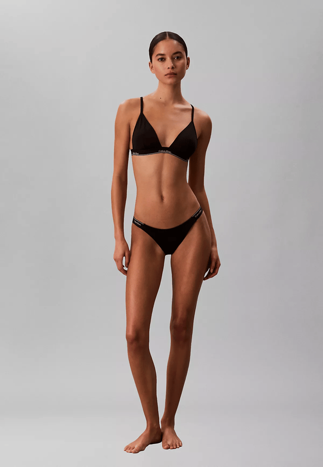 Calvin Klein Kadın İp Askılı Üçgen Gögüs Altı Calvin Yazı Desenli Süngerli Siyah Bikini Üstü LV00Q61208-UB1