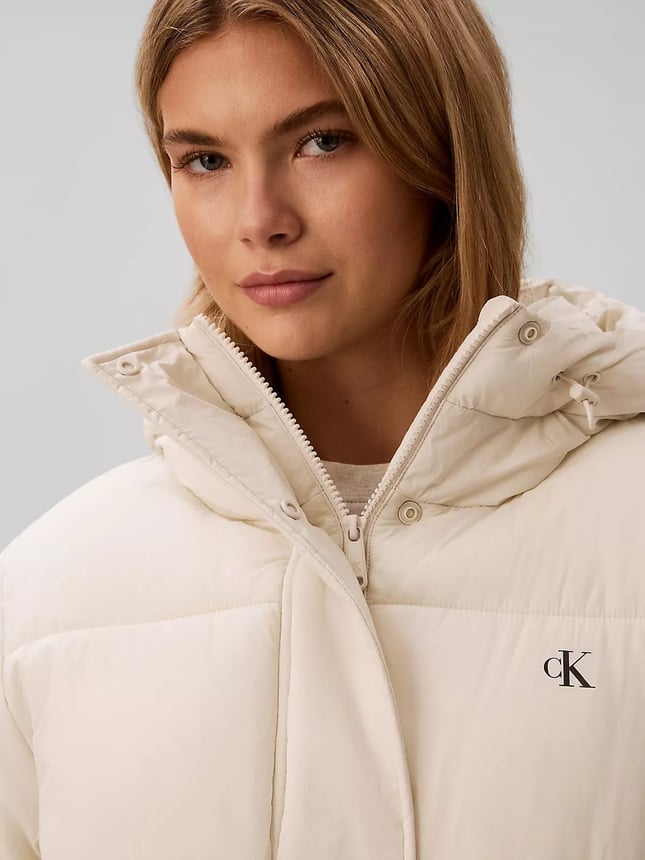 Calvin Klein Kadın Regular Fit Su ve Rüzgar İtici Kapüşonlu Çıkarılabilir Logo Kemerli Şişme Ekru Mont LV047D507G-67U