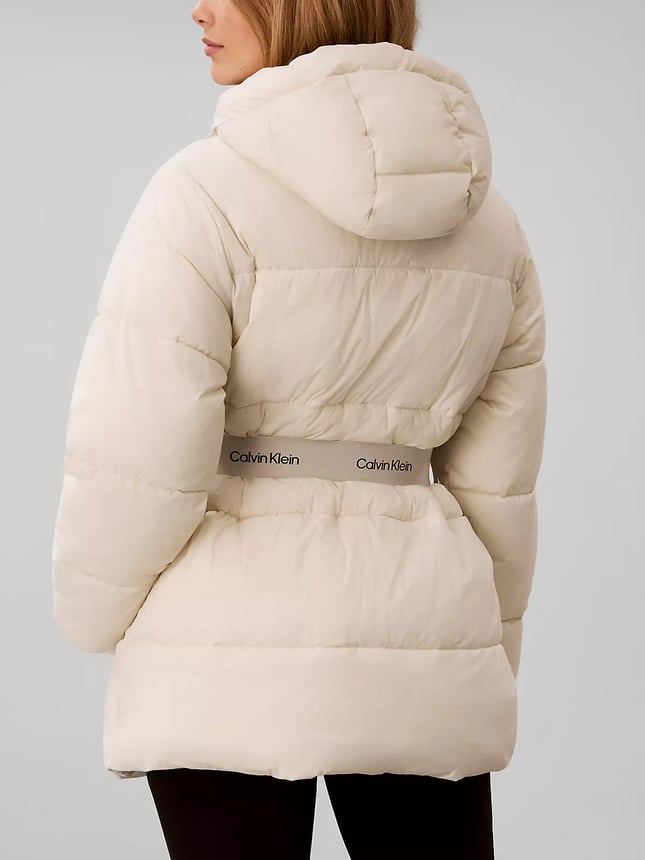 Calvin Klein Kadın Regular Fit Su ve Rüzgar İtici Kapüşonlu Çıkarılabilir Logo Kemerli Şişme Ekru Mont LV047D507G-67U