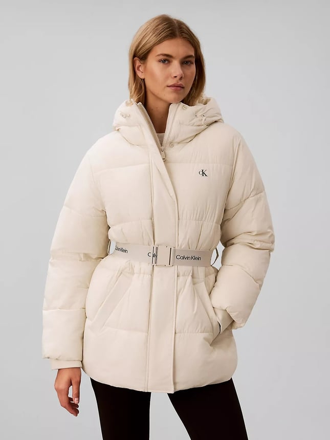 Calvin Klein Kadın Regular Fit Su ve Rüzgar İtici Kapüşonlu Çıkarılabilir Logo Kemerli Şişme Ekru Mont LV047D507G-67U