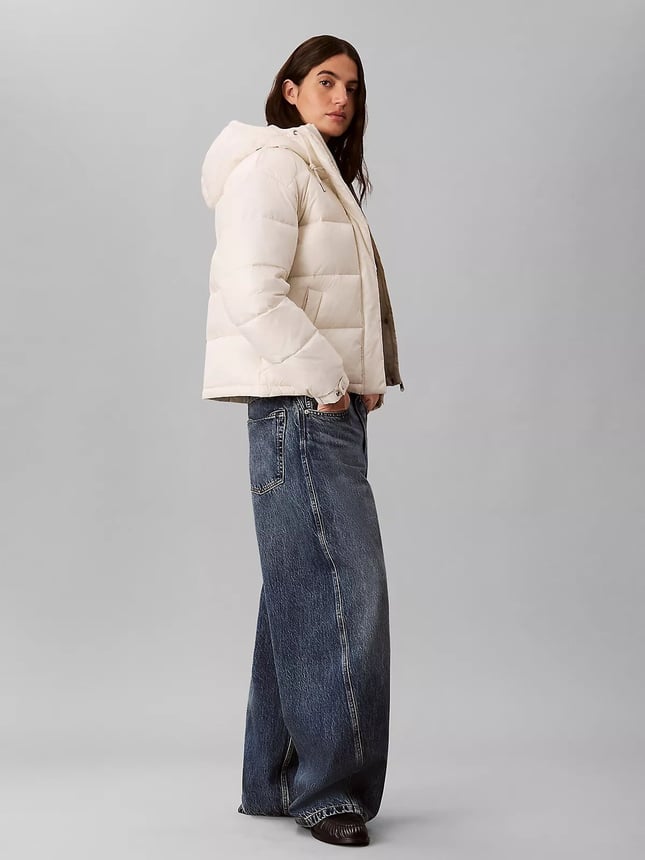 Calvin Klein Kadın Relaxed Fit Uzun Kesim Su İtici Parlak Naylon Kapüşonlu Şişme Ekru Mont LV047H512G-67U