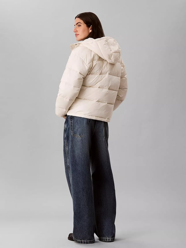 Calvin Klein Kadın Relaxed Fit Uzun Kesim Su İtici Parlak Naylon Kapüşonlu Şişme Ekru Mont LV047H512G-67U