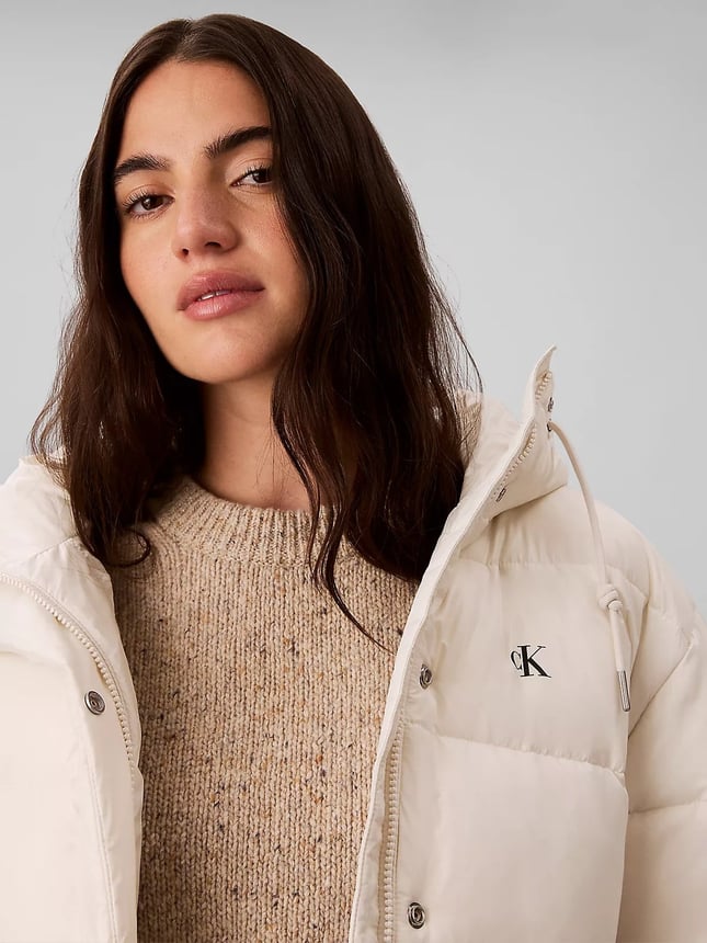 Calvin Klein Kadın Relaxed Fit Uzun Kesim Su İtici Parlak Naylon Kapüşonlu Şişme Ekru Mont LV047H512G-67U