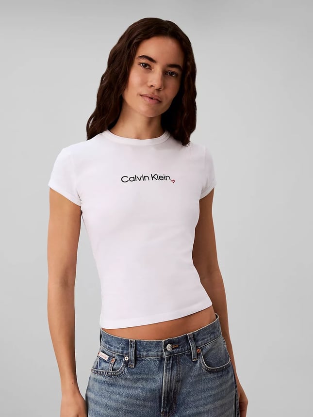 Calvin Klein Kadın Slim Fit Esnek Pamuklu Yuvarlak Yaka Simli Kalp Logo Baskılı Beyaz T-Shirt LV047H835G-YAF