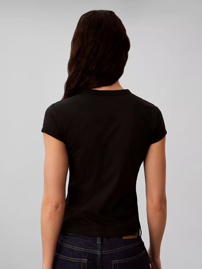 Calvin Klein Kadın Slim Fit Esnek Pamuklu Yuvarlak Yaka Simli Kalp Logo Baskılı Siyah T-Shirt LV047H835G-UB1