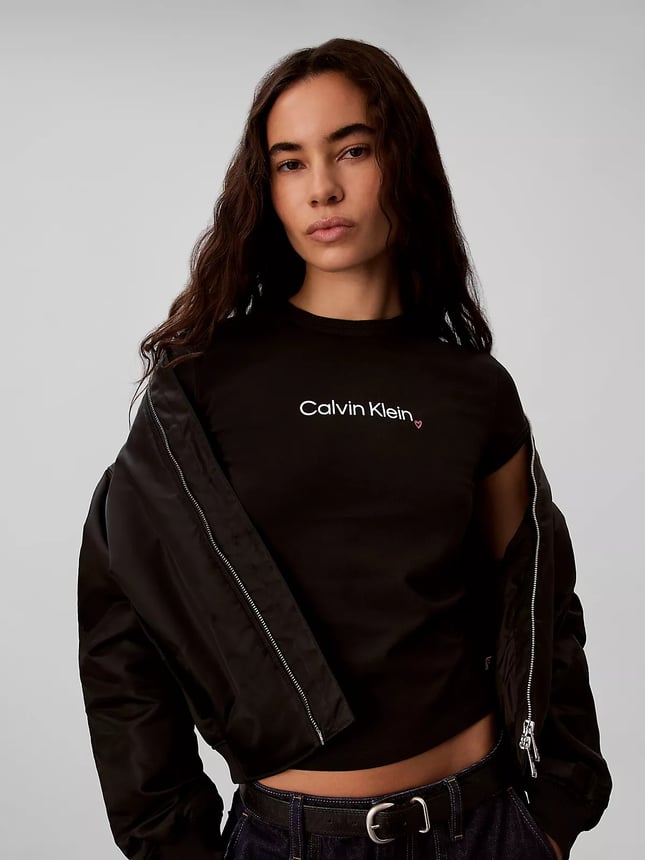 Calvin Klein Kadın Slim Fit Esnek Pamuklu Yuvarlak Yaka Simli Kalp Logo Baskılı Siyah T-Shirt LV047H835G-UB1