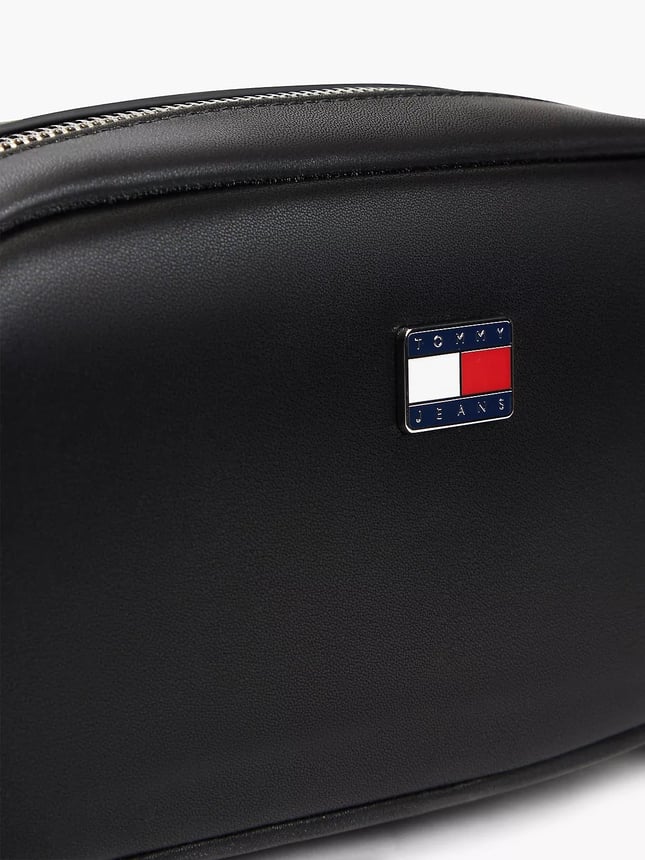 Tommy Hilfiger Kadın İkonik Bayrak Logo Plakalı Ayaralanabilir Omuz Askılı Fermuarlı Siyah Çanta AW0AW19042-BDS