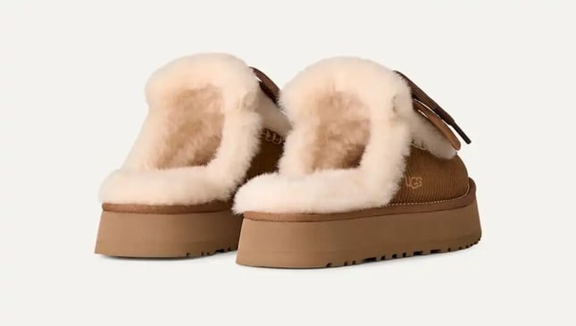 UGG Kadın Baskılı Süet Koyun Postu Astarlı Dekoratif Bağcıklı Logo Charmlı Platform Tabanlı Taba Bot & Bootie 1180360-CHESTNUT